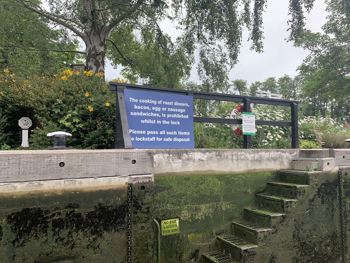 NarrowboatOld's tweet photo. We do like a lock-keeper with a sense of humour. #AbingdonLock https://t.co/5FF604aVVJ
