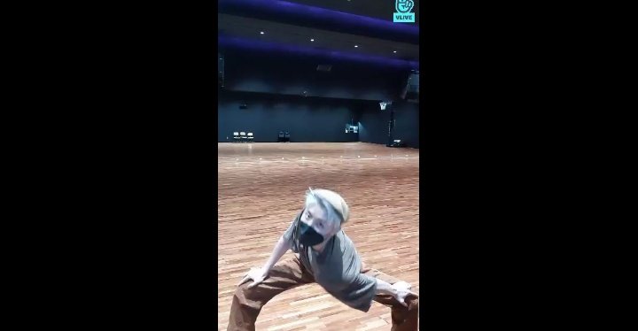 child_ig's tweet photo. NO BUT THE WAY HOBI IS DOING WARM UP THING MAKES ME GO CRAZY PLS KSJWJAEJES😭😭 https://t.co/MwP4VvLg4l