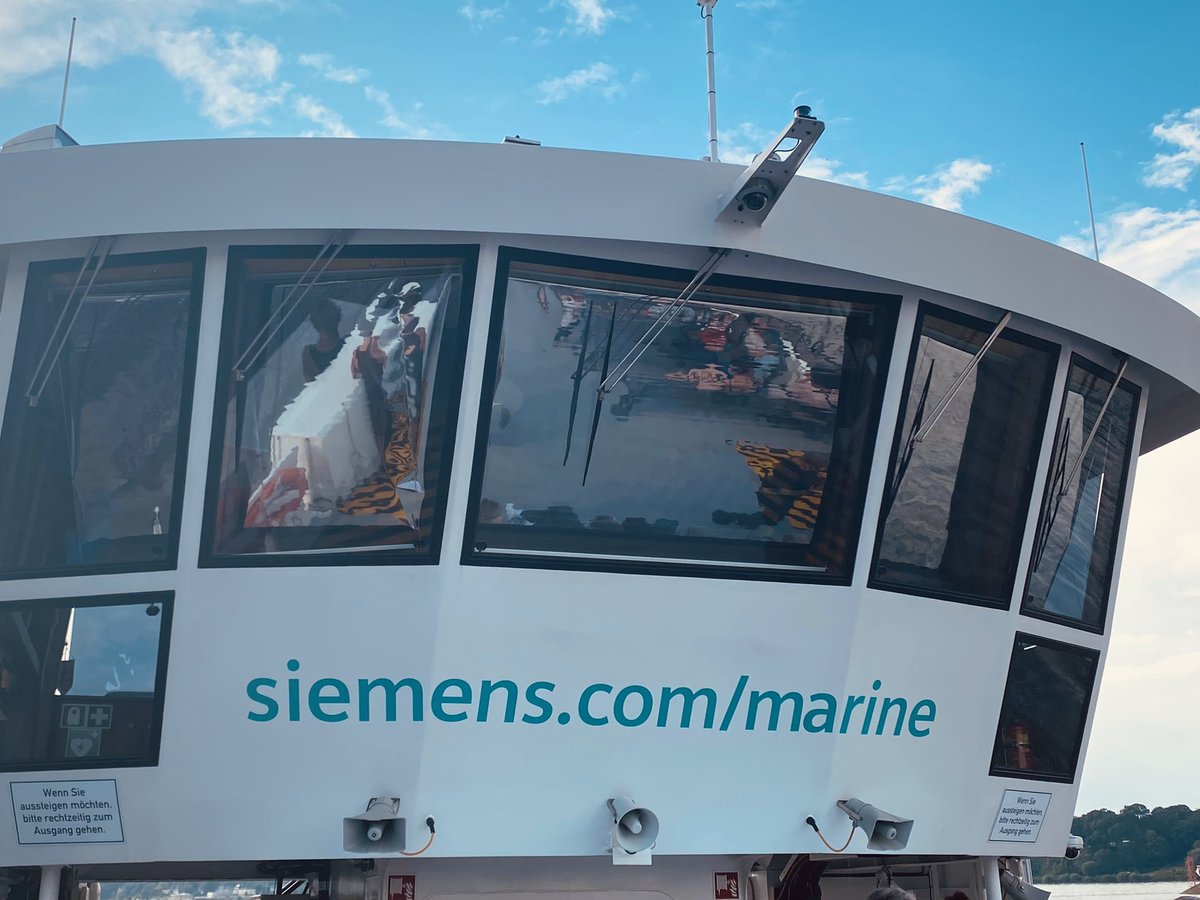 SarahLatzel's tweet photo. Spotted auf Fähre zwischen Finkenwerder - Landungsbrücke #SiemensMarine 🛳💙 (so lässt sich der Rückweg mit dem Fahrrad auch umgehen…🤭) https://t.co/qfBMcZhZGP