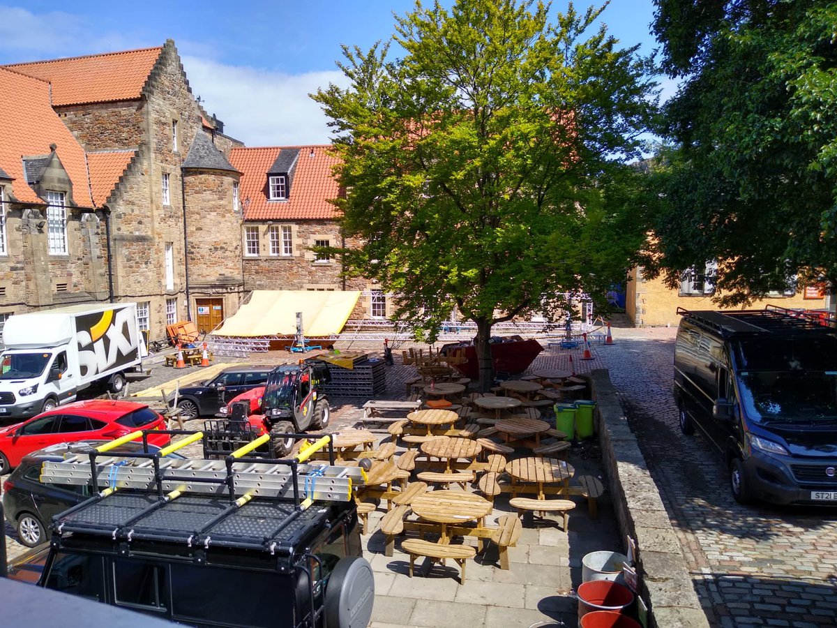 ThePleasance's tweet photo. Courtyard vibes. 💛 https://t.co/k6qEMWfF7c