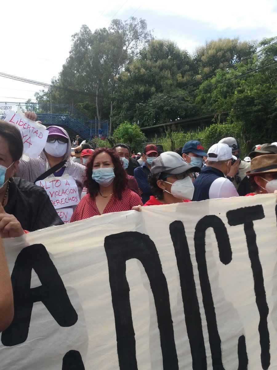 radio102nueve's tweet photo. La "Juventud" del FMLN sale a protestar a favor de sus compañeros corruptos que recibieron sobresueldos... https://t.co/58rJJkJgP3