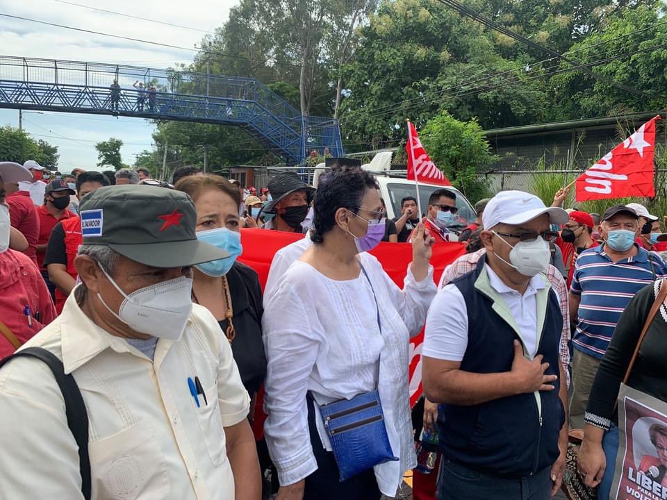 radio102nueve's tweet photo. La "Juventud" del FMLN sale a protestar a favor de sus compañeros corruptos que recibieron sobresueldos... https://t.co/58rJJkJgP3