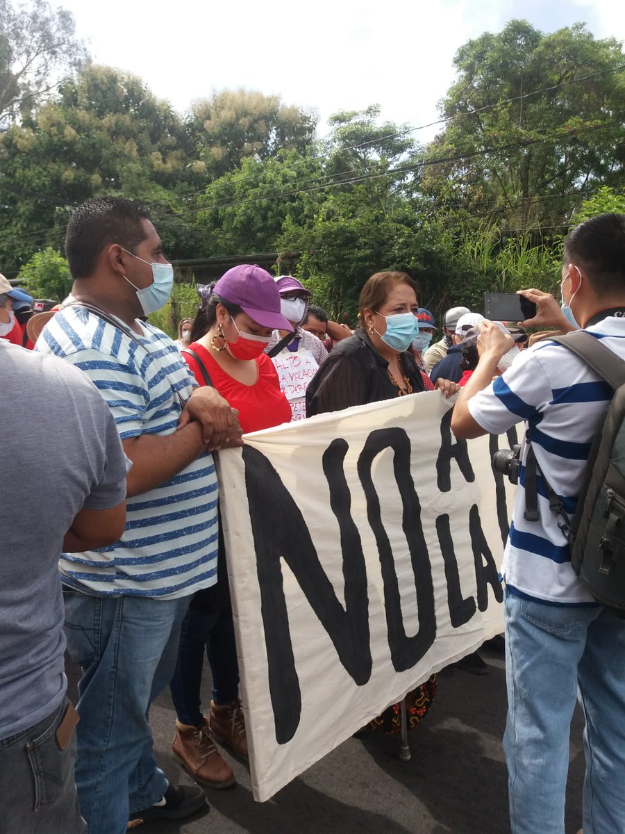 radio102nueve's tweet photo. La "Juventud" del FMLN sale a protestar a favor de sus compañeros corruptos que recibieron sobresueldos... https://t.co/58rJJkJgP3