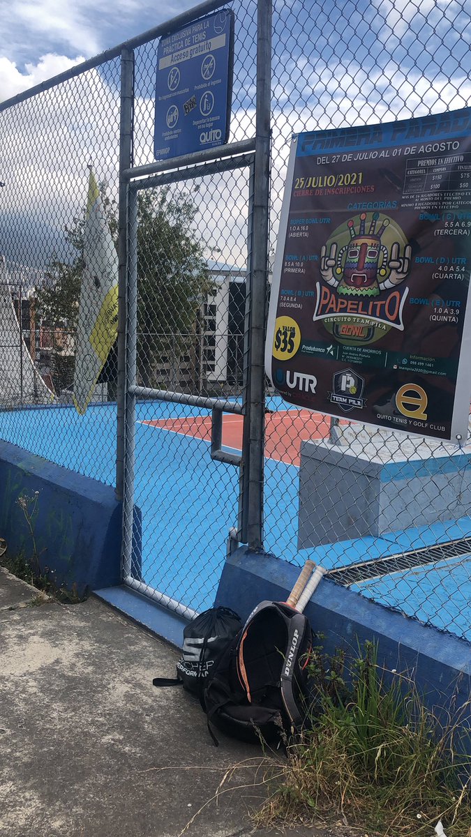 Vero_ecu's tweet photo. @ObrasQuito porque está cancha “Pública” está con candado, quien se adueña de los bienes de Quito?  No podemos entrar a jugar Tennis, Parque México arriba de la iglesia de Fátima 😤 https://t.co/1EhrYyICwR