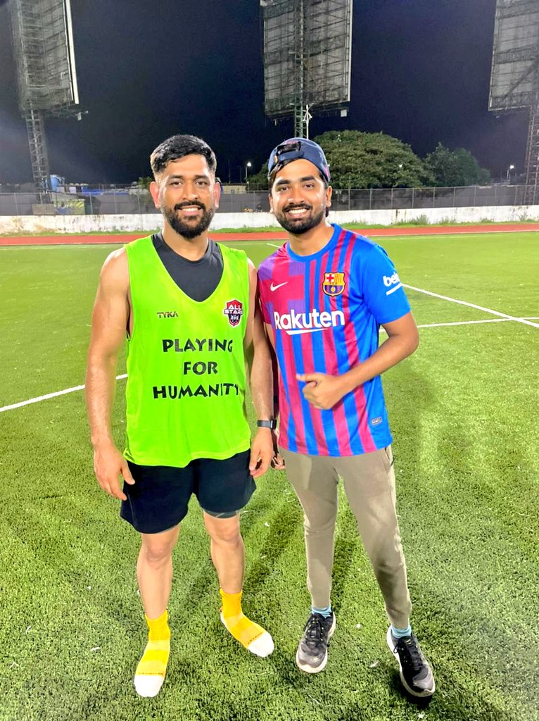 fcbsagarrrr's tweet photo. Can't believe this man 🥺💙 What a day.
Meeting Dhoni was like childhood dream coming true, and also I got to talk to him 🥺🚁💙
Wished Shreyas all the best for IPL 💪
And look at Ranveer 😭 what a guy what a selfie OMG
I love you Baba 😭💙❤️ https://t.co/SPrK0Ah3Se