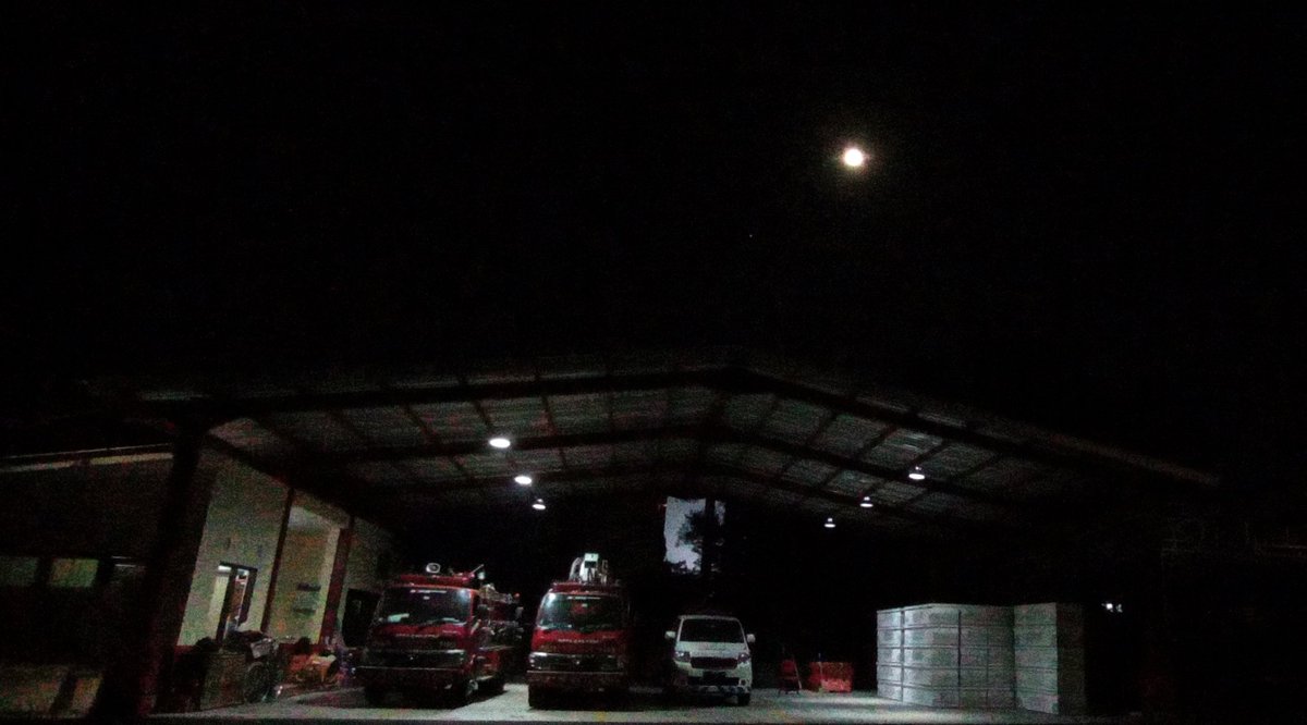 Bulan di atas Damkar (Pemadam Kebakaran) UGM... 

Malam tadi...