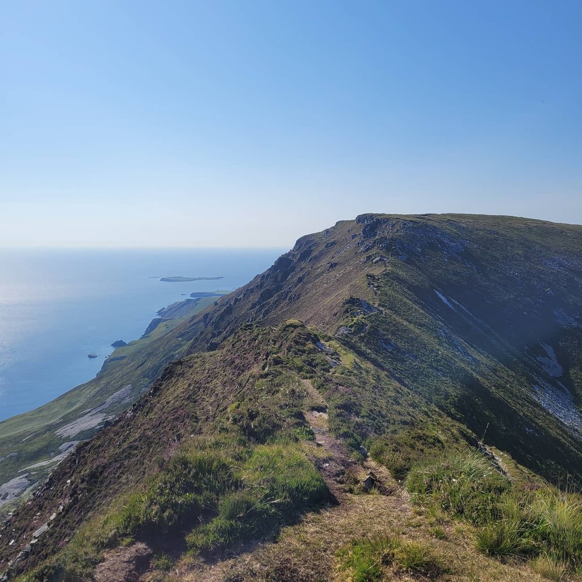 slieveleague_'s tweet photo. Dreamy One Mans Path Views 😍⁠
⁠
Have you been brave enough to tick this off your bucket list?⁠

Photograph thanks to @emmacarr17 ⁠on Instagram

#slieveleague #sliabhliag #tilinncafe #tilinn #slieveleaguecliffs #discoverdonegal #donegal  #discoverireland #wildatlanticway https://t.co/CmZyz4tC5R
