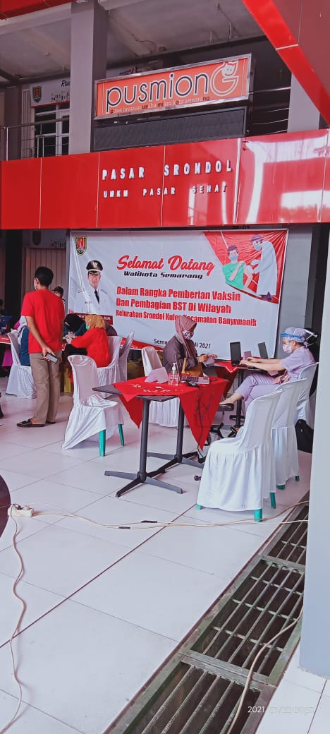 DPerdaganganSMG's tweet photo. Pasar UMKM Srondol dlm hal ini Dinas Perdagangan Kota Semarang memberi fasilitas tempat untuk program pemberian vaksin kepada seluruh warga Kelurahan Srondol Wetan yang dikoordinir oleh lurah setempat. 
@hendrarprihadi 
@fravarta66 

#VaksinasiCovid19 #vaksindulu #LawanCovid19 https://t.co/07nyGTHn2f