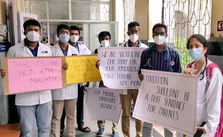 official_aimsa's tweet photo. Resident Doctors from Karnataka are Protesting against fee struture for PG students.
#ReducePgAcademicFees @CMofKarnataka @NMC_IND @BSYBJP @INCKarnataka @BJP4Karnataka @PMOIndia @MoHFW_INDIA @mansukhmandviya https://t.co/Hljv0MoxF1