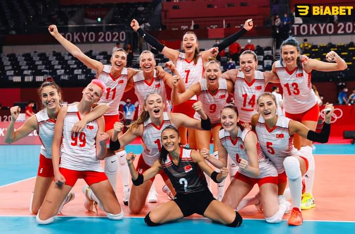 Tokyo 2020 Olimpiyatları'nın ilk maçında son olimpiyat şampiyonu Çin'i mağlup eden A Milli Kadın Voleybol Takımımızı yürekten kutluyorum. 🏐 
Tebrikler ve başarılar #FileninSultanları 🇹🇷