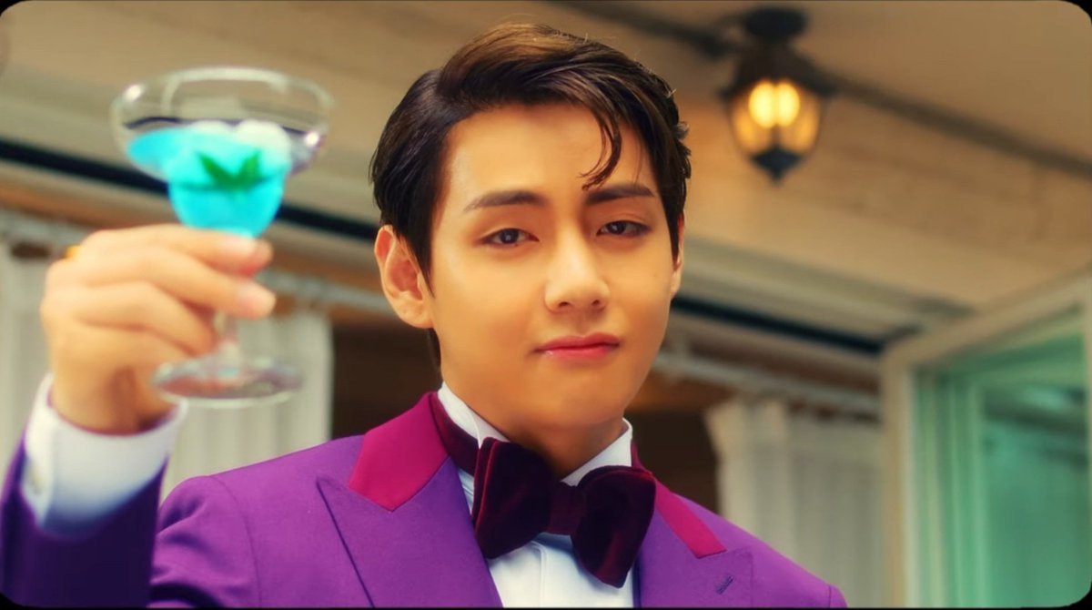 srcayeka's tweet photo. The duality of Kim Taehyung ❤️
@BTS_twt
@bts_bighit 
@peakboy_twt 
#GYOPOHAIRSTYLEOutNow https://t.co/dAxcgaDM2X