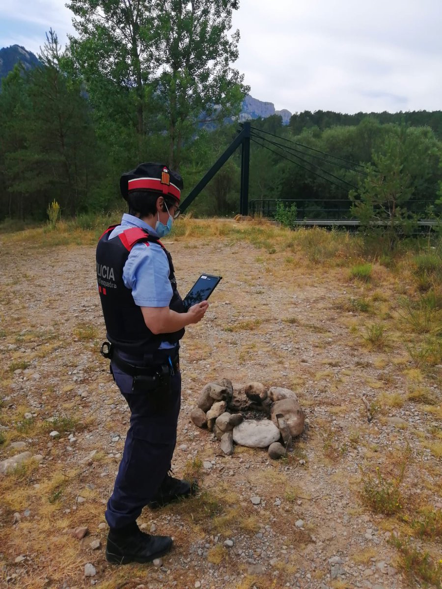 mossos's tweet photo. Denunciem tres persones a Guixers (Solsona) per una acampada il·legal on van fer una foguera durant la nit. Fer foc al bosc està PROHIBIT
#IFSantaColomaQueralt continua ACTIU. Cal reduir el risc d'incendi. Si detectes qualsevol imprudència contacta amb el @112 https://t.co/6UQRtzg8cg