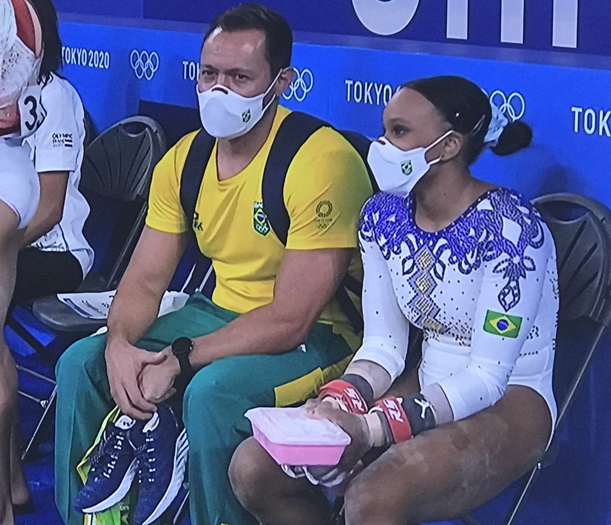 Rebeca Andrade gente como a gente carregando o magnésio no potinho do Spoletto