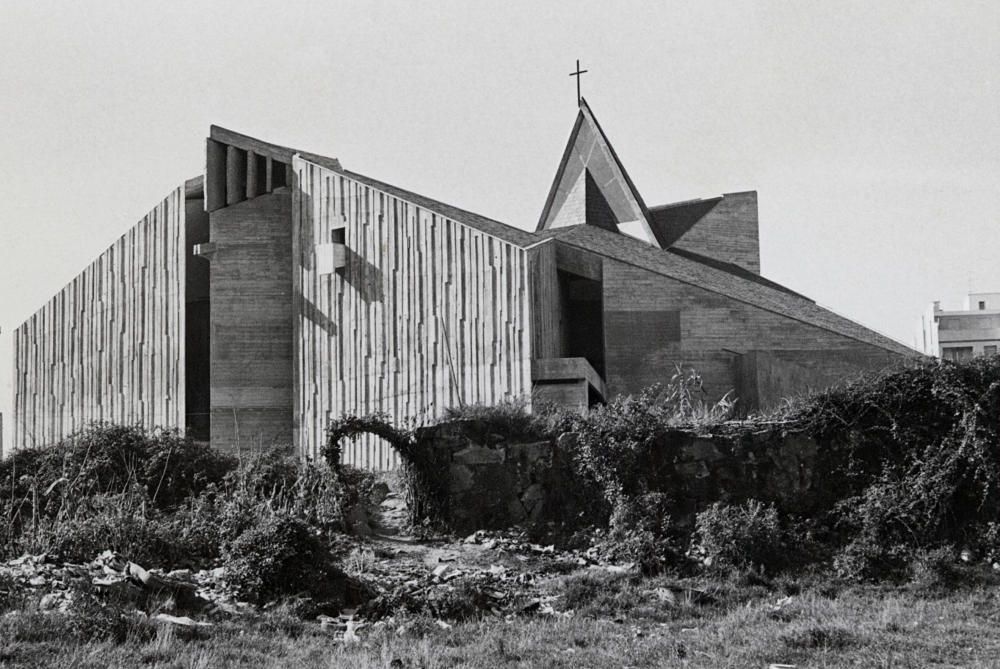 fraisku's tweet photo. #DomingosDeparroquia
Iglesia parroquial Nosa señora das Neves-1968, Vigo, Pontevedra, de
Xosé #BarBóo (1922-1994)
"El triángulo, con su fuerte carga simbólica, concebido espacialmente como una espiral que resulta de la rotación de diferentes elementos compositivos". https://t.co/TU004fUVjt