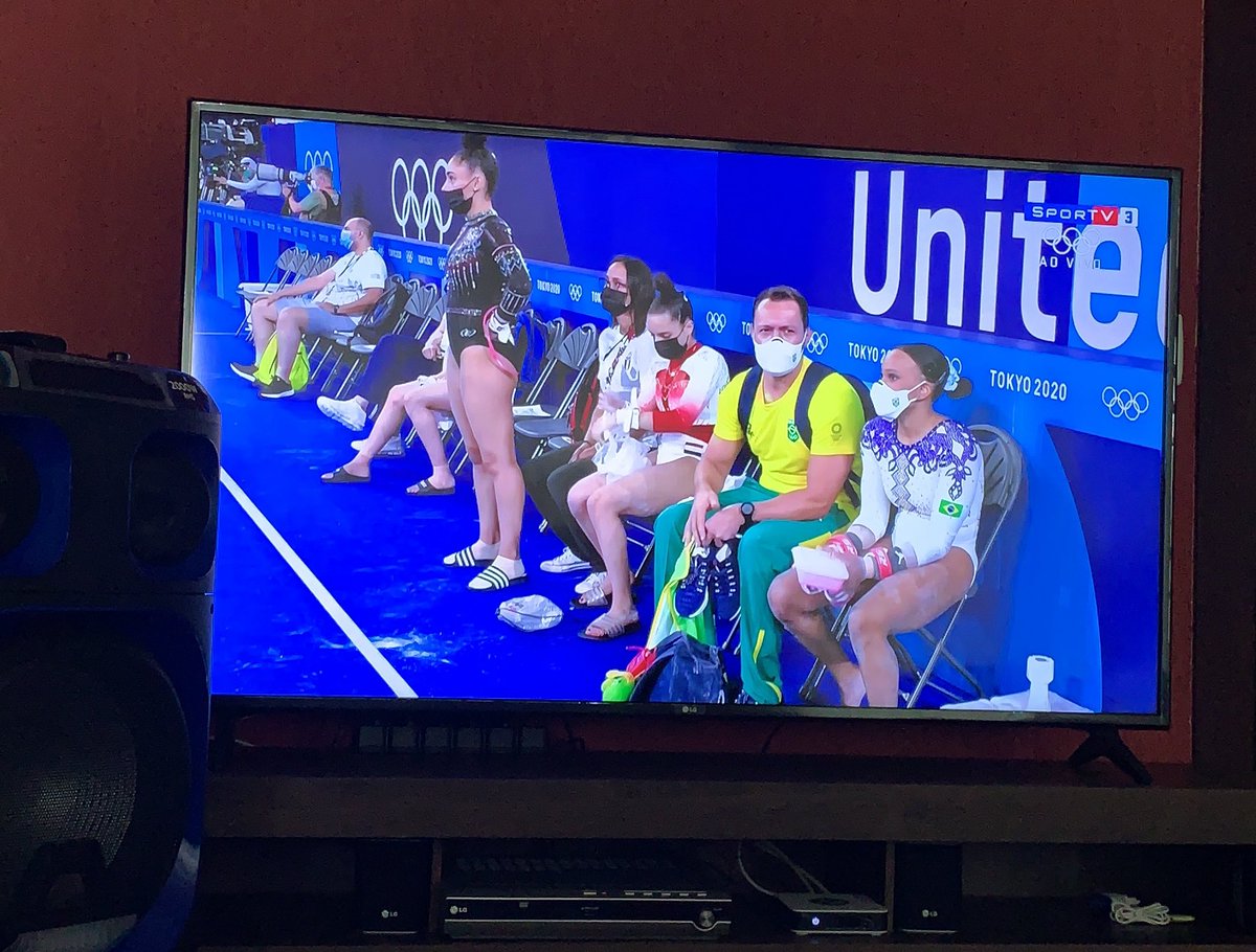 vondytvd's tweet photo. Rebeca segurando a vasilha do spoleto representa demais o brasileiro que reaproveita tupperware #Tokyo2020 https://t.co/vlBCU5HTho