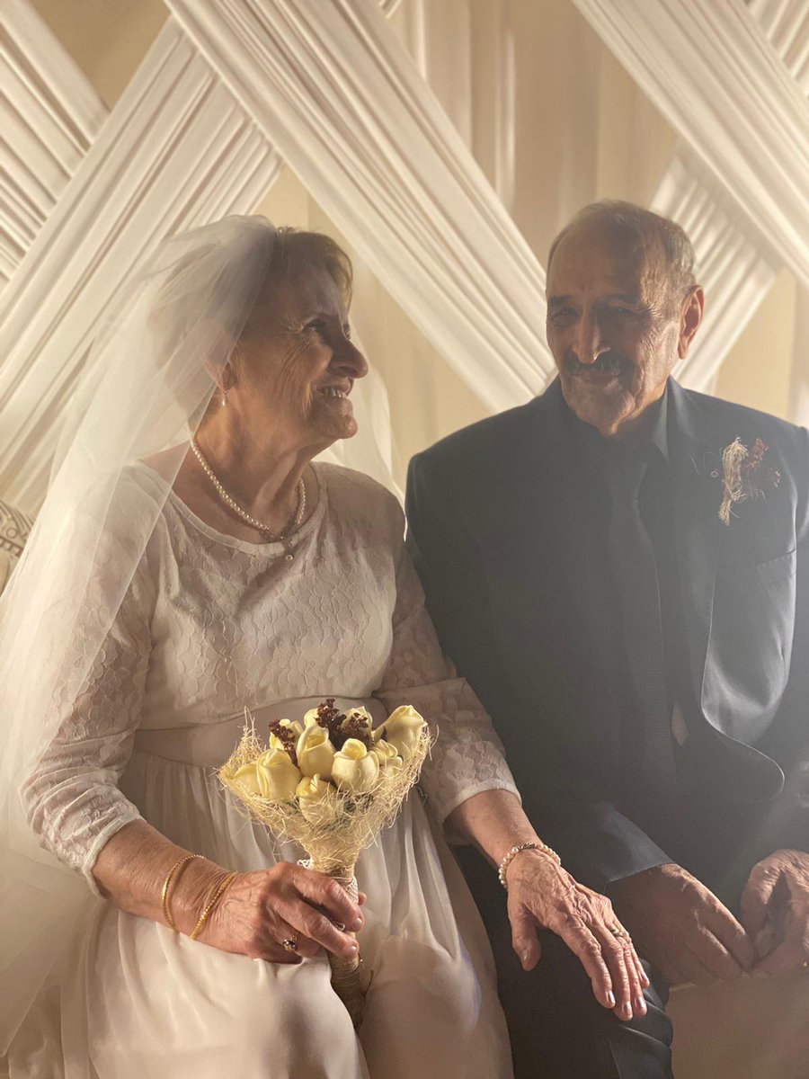 58 yıllık evlilik , birlikte geçen yarım asır. Biri asker biri ebe. Zamanında düğün yapamadıkları için çok üzülüyorlardı. Gelinlik ve damatlık hayalleriydi. 58 yılın sonunda hayalleri gerçekleşti güzel çiftimizin.