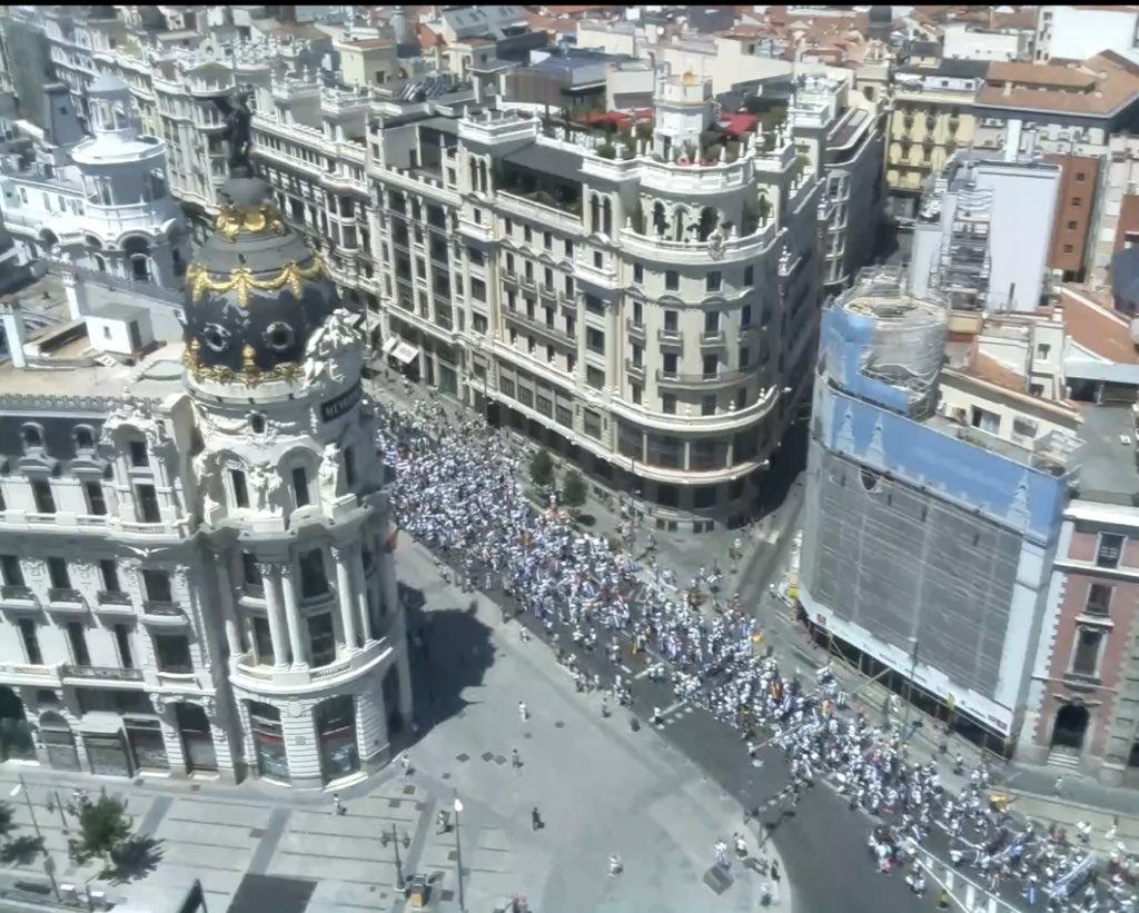agusantonetti's tweet photo. Algunas imágenes aéreas de lo que está ocurriendo en este momento en Madrid, no entra en las cámaras, tuve que utilizar dos diferentes para el inicio y final. Mega movilización, desde Cibeles a toda la Gran Vía, por la libertad de Cuba. Impresionante. Gracias España 🇪🇸🇨🇺 #SOSCuba https://t.co/CqW2xZC9aI