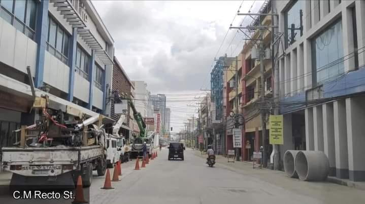 geomar_depedro's tweet photo. Spaghetti wires no more!

Davao City is currently removing those hanging wires on their streets, particularly in these photos on Claveria Street. Part of the Davao City underground cabling project. 

📷 Skyscrapercity Davao Region https://t.co/6IHTm7DUz6