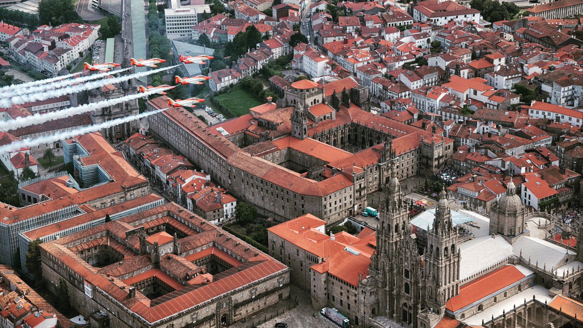 Hola Santiago de Compostela!! Saludo desde aire! Feliz día del apóstol! Viva España!