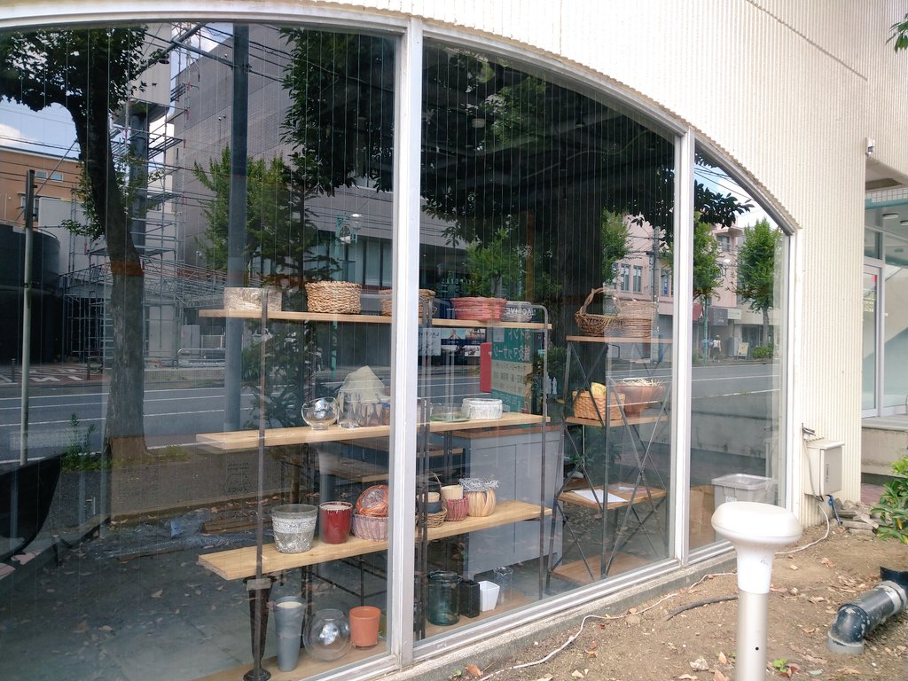 あざみ野おっぱー バス通りにあった花屋さんの後にできる新たな花屋さん 着々と準備がすすんでいるようです あざみ野