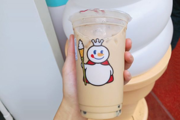 Dinastiachip's tweet photo. Por las inundaciones en Henan, los chinos están apoyando a marcas de Henan como la cadena de bebidas MixueBingcheng o la marca deportiva #Erke, la cual donó 6 M € pese a no repartir beneficios en los últimos años.

En respuesta, la gente se ha agolpado a comprar sus zapatillas. https://t.co/QIan7omxiq