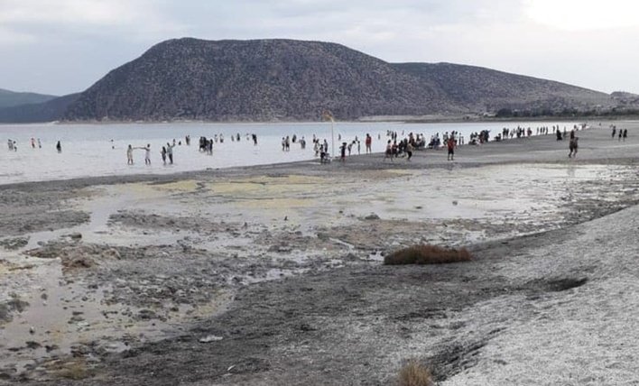 'Millet bahçesi' yapımı devam eden Salda Gölü'nün dokusunun tamamen bozulduğu ortaya çıktı. Salda Gölü Koruma Derneği, gölün 50 metre çekildiğini ve dokusu bozulduğu için balçık oluştuğunu açıkladı.

Öncesi                            Sonrası