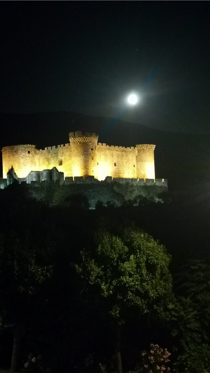 TejarDeArriba's tweet photo. De compañía... La luna https://t.co/6VGEUF2hQw