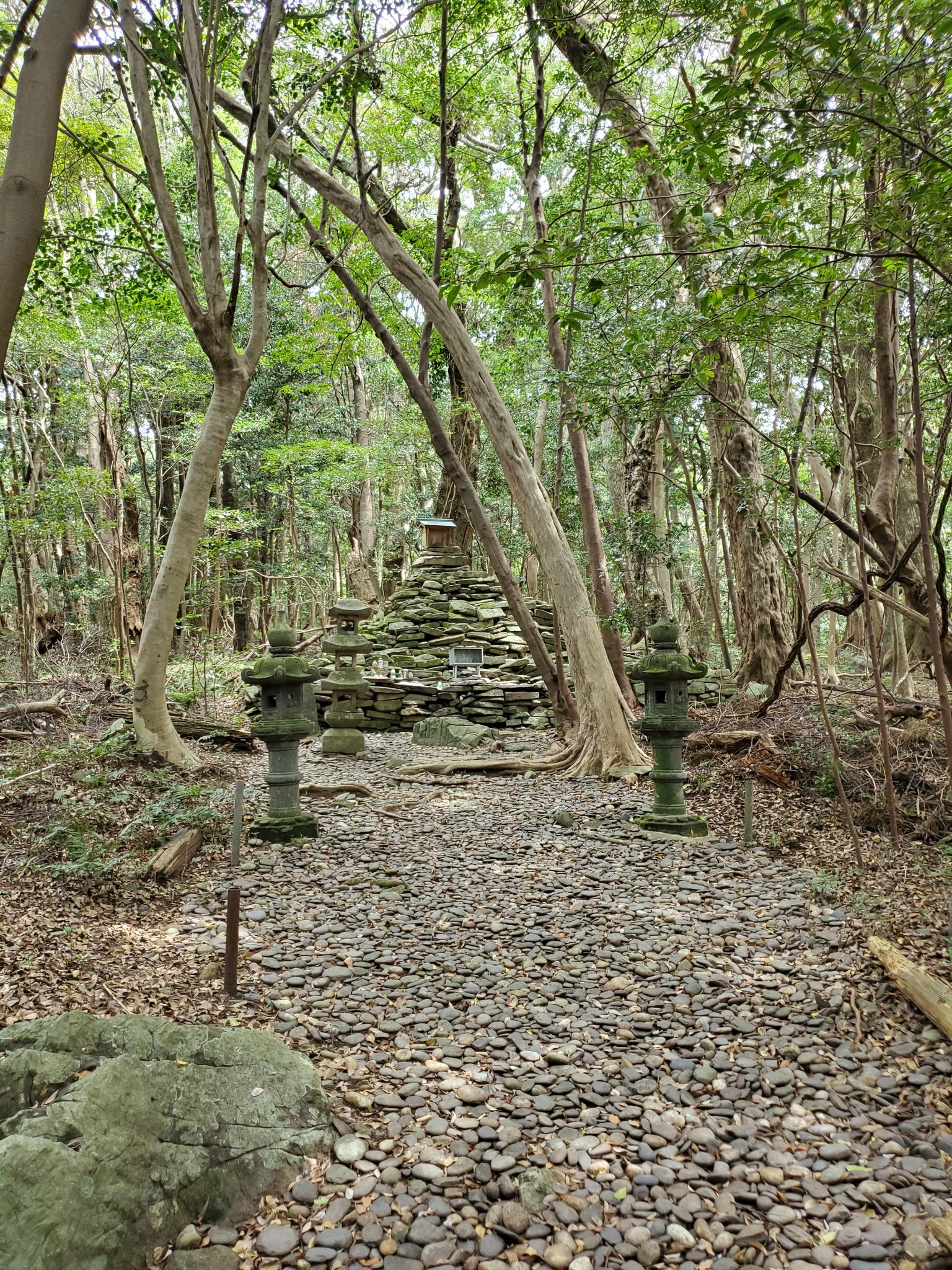 ガイ 黒猫あつめ 対馬固有の天道信仰の聖地 オソロシドコロ へ行ってきました こちらは7世紀以降1300年禁足地として守られてきた場所です 天道法師の墓所 八丁郭 とその母の墓所 裏八丁郭 裏 多久頭魂神社 の3箇所を含む龍良山を中心とした地域