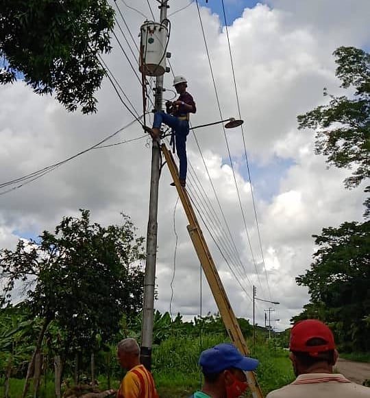 2/2.... al instalar un transformador de 50 KVA en sustitución de transformador dañado, producto de un árbol caído el pasado 20 de julio 
#LuchaContraLaCovid19
<a href="/NicolasMaduro/">Nicolás Maduro</a> @MargaudGpsuv <a href="/Gob_Cojedes/">Gobierno Bolivariano de Cojedes</a> <a href="/CorpoelecCojed/">Corpoelec Cojedes</a> @Barrio_Tricolor <a href="/INDASASA/">Indalecio Sánchez</a>