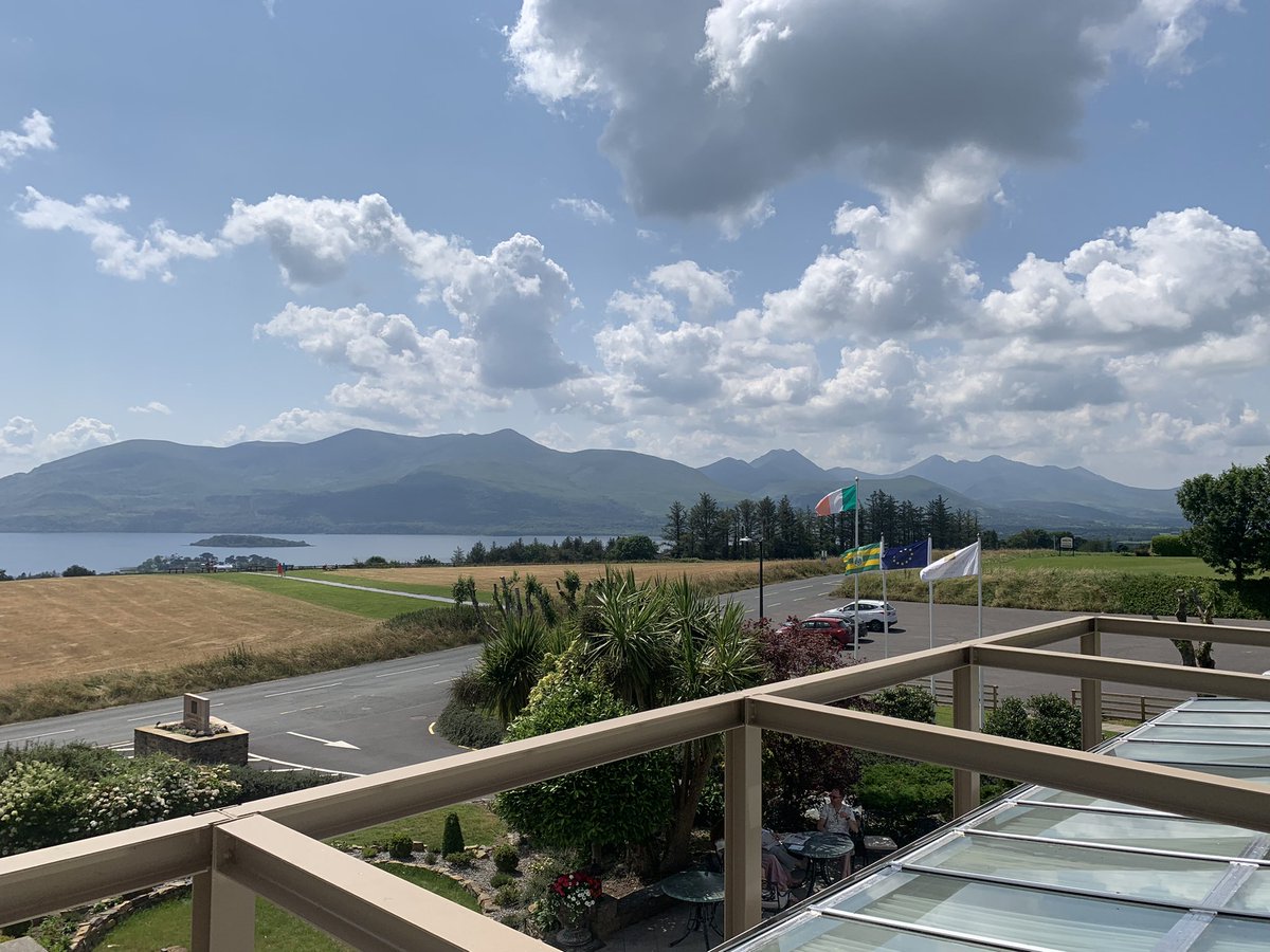 farrellpatm's tweet photo. Memo to Kerry Co Co ..this stretch of road at Aghadoe Heights could do with some traffic calming measures.. busy pedestrian traffic and a hilly blind spot #traffic #kerrycoco https://t.co/j34oFMlC9i