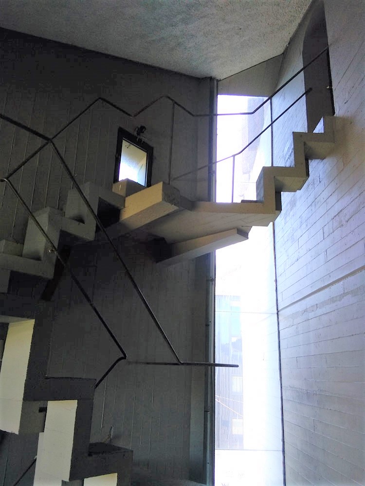fraisku's tweet photo. "Minucioso en los detalles, como la escalera compensada de acceso al campanario, la pila bautismal o el despiece de la puerta de acceso, junto con la intensidad espacial del edificio, hacen de su visita una experiencia sorprendente y estimulante»
#DomingosDeParroquia Xose #BarBóo https://t.co/ijjOWeAElY