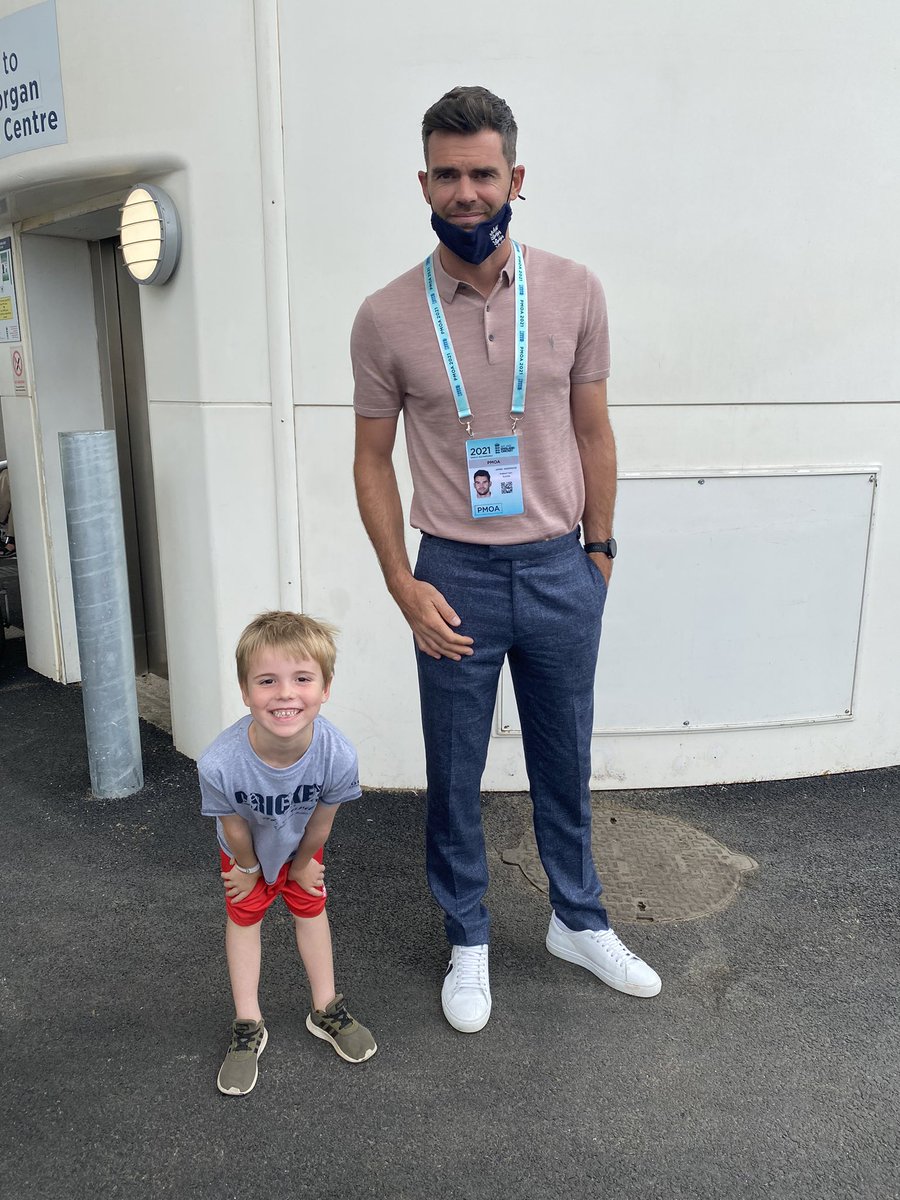First ever cricket game and my five year old bumps into the GOAT. Huge thanks to <a href="/jimmy9/">James Anderson</a> #tailendersoftheworlduniteandtakeover <a href="/gregjames/">Greg James</a> <a href="/felixwhite/">Felix White</a>