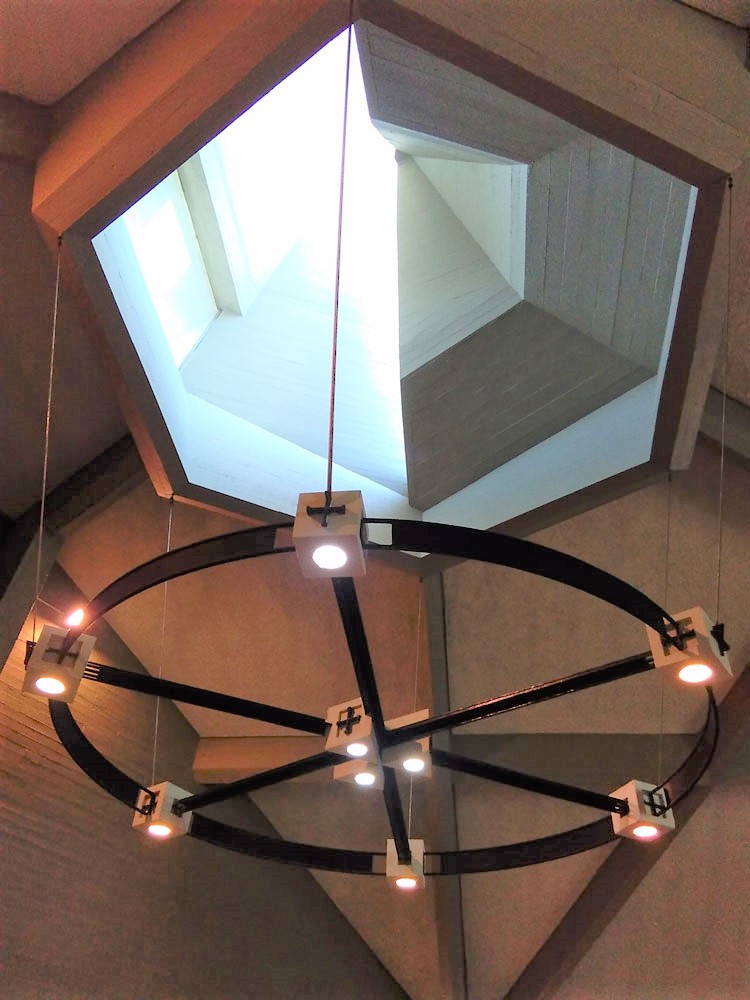 fraisku's tweet photo. "Minucioso en los detalles, como la escalera compensada de acceso al campanario, la pila bautismal o el despiece de la puerta de acceso, junto con la intensidad espacial del edificio, hacen de su visita una experiencia sorprendente y estimulante»
#DomingosDeParroquia Xose #BarBóo https://t.co/ijjOWeAElY
