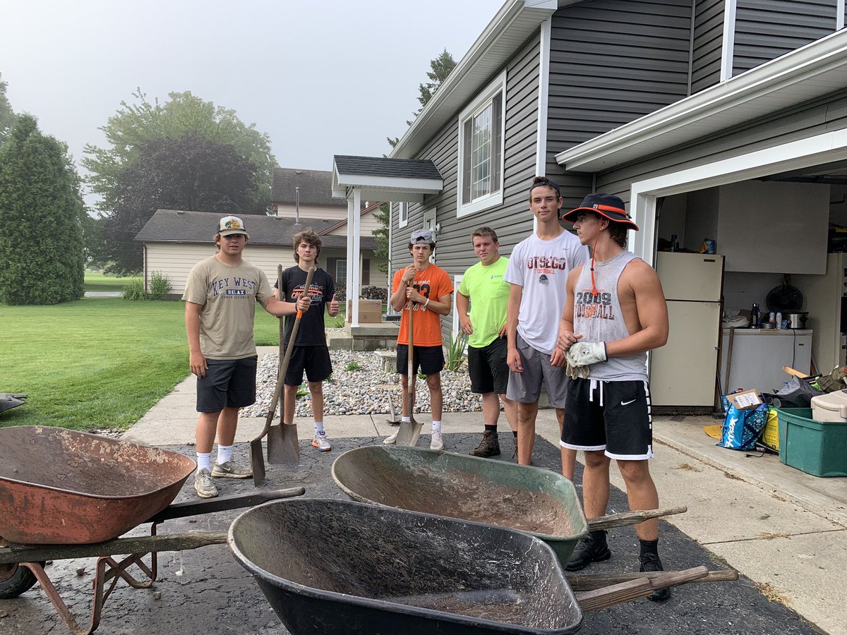 OtsegoSportsMed's tweet image. Even more proud to be an #OtsegoKnight this morning! Sent a text to some athletes to tackle a project for a very special lady and they showed up at 8am on a Sunday to get the job done! Love these kids! #ManyHandsMakeLightWork