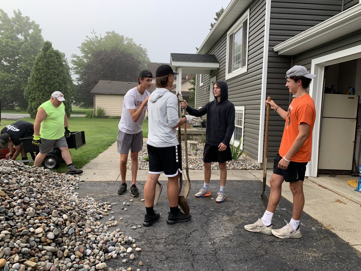 OtsegoSportsMed's tweet image. Even more proud to be an #OtsegoKnight this morning! Sent a text to some athletes to tackle a project for a very special lady and they showed up at 8am on a Sunday to get the job done! Love these kids! #ManyHandsMakeLightWork