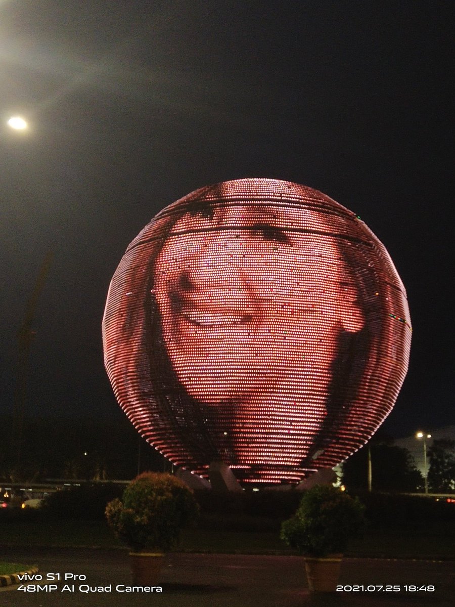 TitaCluvSarahG's tweet photo. Another HAPPY BIRTHDAY LED BILLBOARD  at MOA Globe. Congrats POPSTERS for the effort. SALUTE to all behind this project seen on Guadalupe and MOA. God bless us all.

POPSTAR CELEBRATION 
#TonightWithPopsters  
@JustSarahG https://t.co/kaxqz9kI7Q