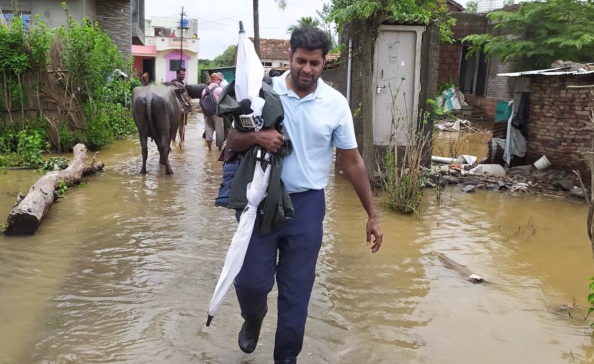 journo_aman's tweet photo. 3 days 3 location .
#Chiplun ,#Sangali, #Kolhapur.

#NonstopCoverage 
#MaharashtraFloods.
@watve_sandesh https://t.co/q9UfgYyQ11