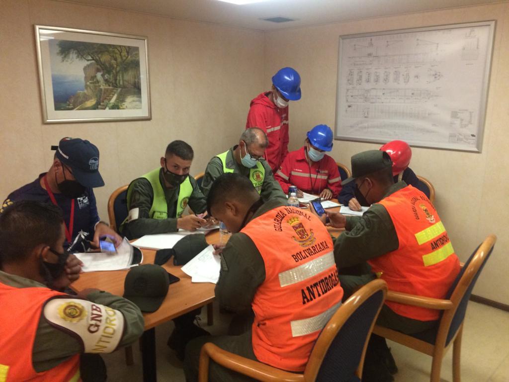 Funcionarios del #SENIAT presentes al momento de la llegada del buque AS ANGELINA  a @laguaira_puerto, proveniente del puerto de Cartagena, Colombia con insumos para el pueblo venezolano.
#SeniatEsPatria 
#ConChavezBatallaYVictoria 
#LuchaContraLaCovid19