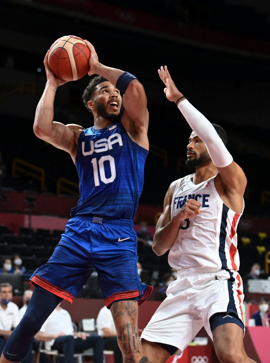 BleacherReport's tweet photo. France takes a 62-56 lead over Team USA at the end of 3 quarters. #TokyoOlympics https://t.co/7t5dYQ7DUl
