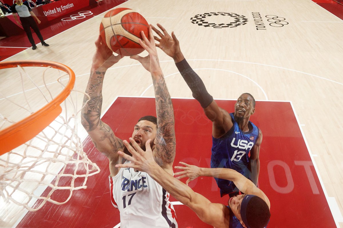 BleacherReport's tweet photo. France takes a 62-56 lead over Team USA at the end of 3 quarters. #TokyoOlympics https://t.co/7t5dYQ7DUl