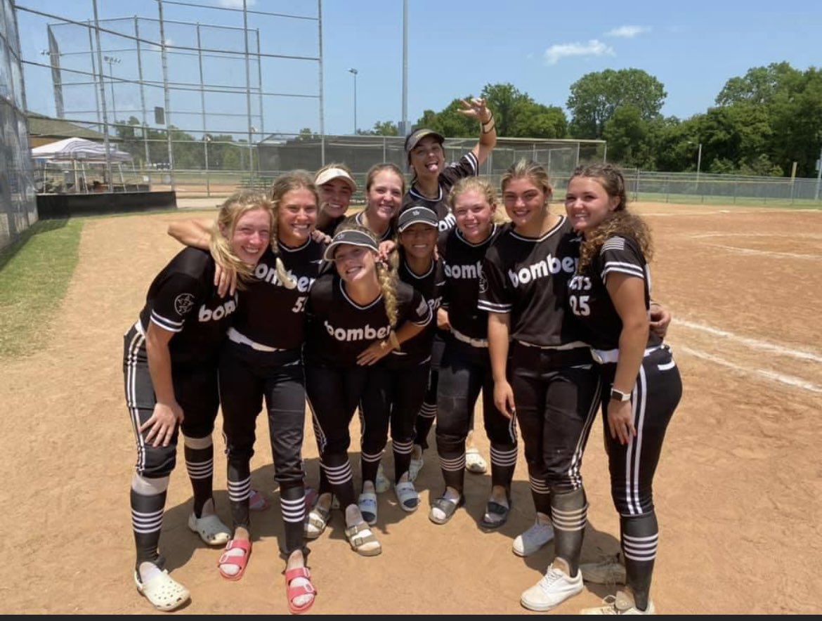 KyleighLamont's tweet photo. Had a blast with this team! Got to play with old friends and made some really great new ones! #ArkansasBombers2022 #Ilovesoftball https://t.co/Mui2xMQ5vM