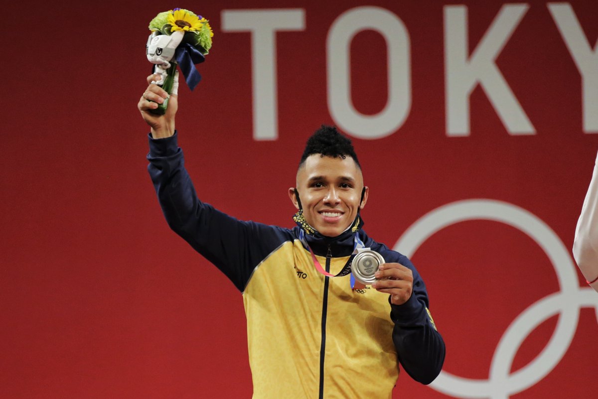 OlimpicoCol's tweet photo. 🏋️‍♂️ La primera medalla olímpica para la delegación colombiana llegó con el pesista Luis Javier Mosquera, en la categoría de los 67 kg del levantamiento de pesas en #Tokyo2020 . 🥈

Arranque: 145 kg.
Envión: 180 kg.
Total: 331 kg. 🥈🇨🇴

#ColombiaEnTokio #JuegosOlimpicos #Olympics https://t.co/dev2YfQ8kC