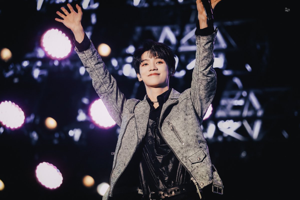 "The boat had sailed ten thousand miles, I'll support you until the end"
Cr. 分一丁目贈我·罗一舟
#LuoYizhou #罗一舟