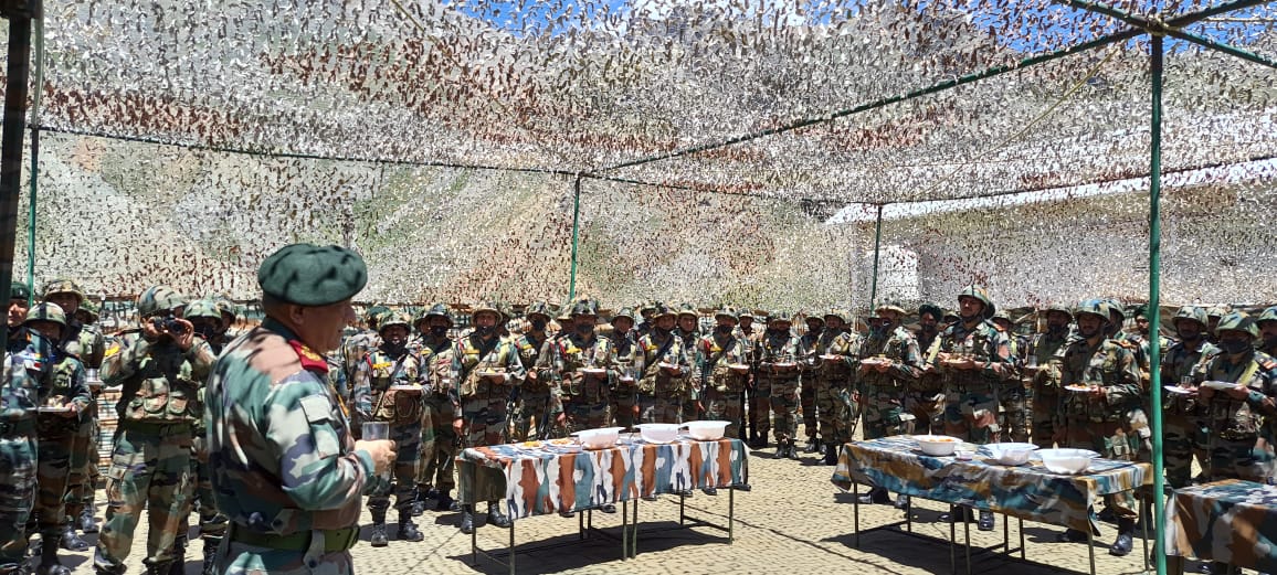 adgpi's tweet photo. General Bipin Rawat, #CDS visited #Dras Sector along #LineofControl &amp; reviewed the prevailing security situation &amp; operational preparedness. #CDS also interacted with troops and complimented them for their high morale &amp; exhorted them to remain resolute and steadfast.
#IndianArmy https://t.co/YxYPHKS8E5