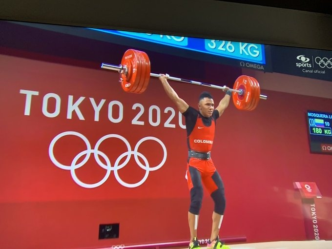 PrensaArameoSAS's tweet photo. @RedMasNoticias Luis J. Mosquera entró en la historia del deporte al convertirse en el séptimo atleta que ganó doble medalla en #JuegosOlimpicos. El pesista que había ganado bronce en Río 2016, logró este domingo quedarse con la #MedallaDePlata en #Tokio2020. Levantando la #BanderaDeColombia https://t.co/YEVcIZeeiC