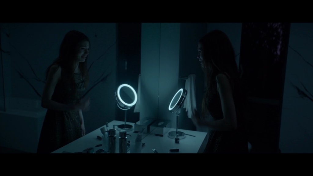 Криптобос зеркало. Индиа Айсли темное зеркало кадры.