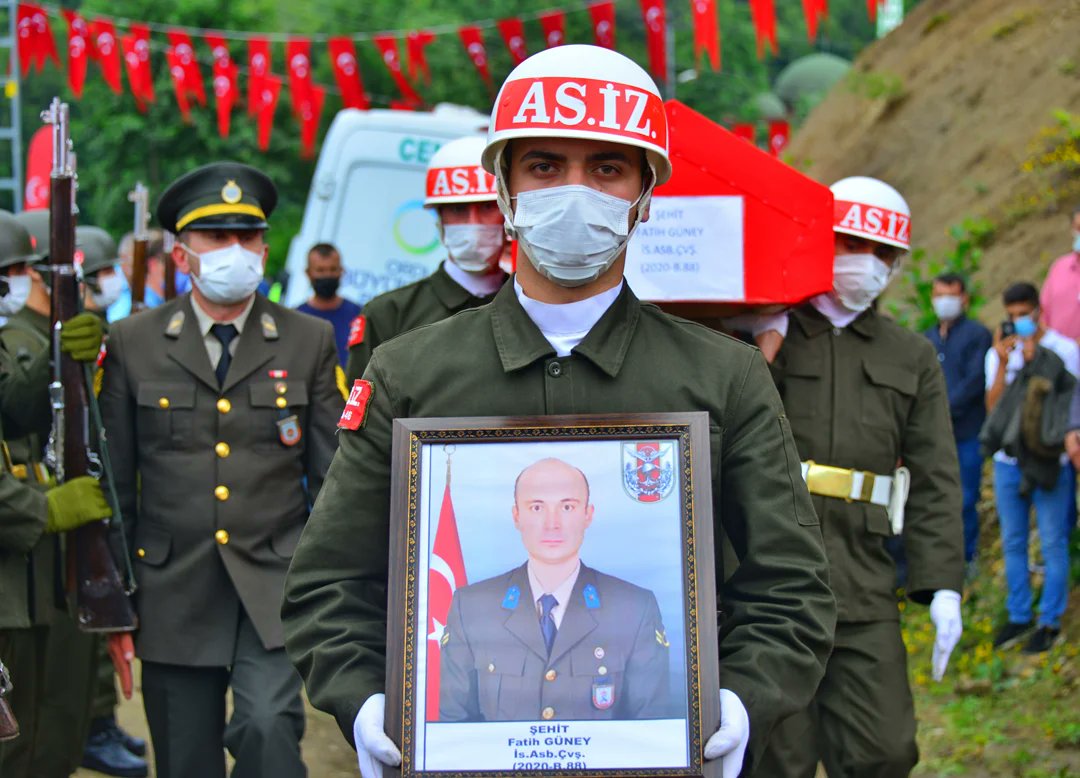 isademirci5's tweet photo. Mekânın Cennet Olsun ŞEHİDİM 🇹🇷

Fırat Kalkanı bölgesinde hain terör örgütü tarafından askeri aracımıza düzenlenen saldırı sonrası şehit olan kahraman askerimizi Akpınar Mahallemizde düzenlenen törenle dualarla ebediyete uğurladık. https://t.co/5obkQeYVnQ