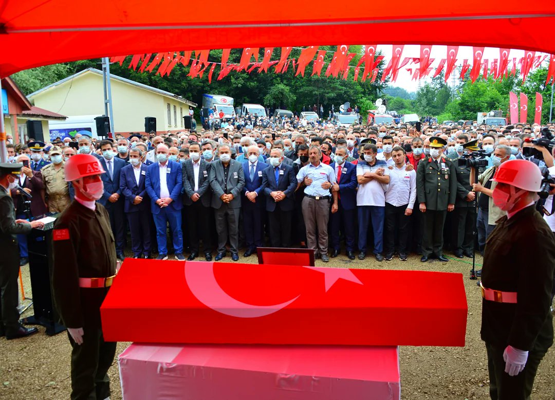 isademirci5's tweet photo. Mekânın Cennet Olsun ŞEHİDİM 🇹🇷

Fırat Kalkanı bölgesinde hain terör örgütü tarafından askeri aracımıza düzenlenen saldırı sonrası şehit olan kahraman askerimizi Akpınar Mahallemizde düzenlenen törenle dualarla ebediyete uğurladık. https://t.co/5obkQeYVnQ