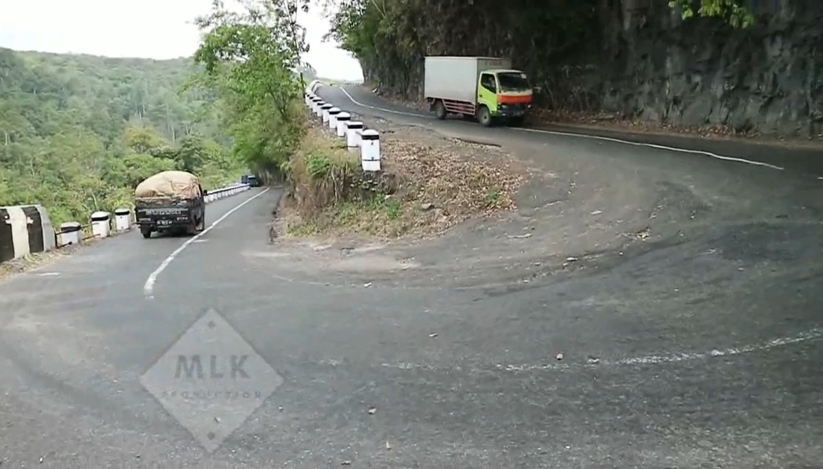 Likuan Endikat 100 tahun lalu dan sekarang.
Tikungan legendaris ini terletak di perbatasan Kabupaten Lahat dengan Kota Pagar Alam, Sumatera Selatan.
Foto 1: Likuan Endikat tahun 1910
Foto 2: Likuan Endikat tahun 1920-an
Foto 3: Likuan Endikat sekarang