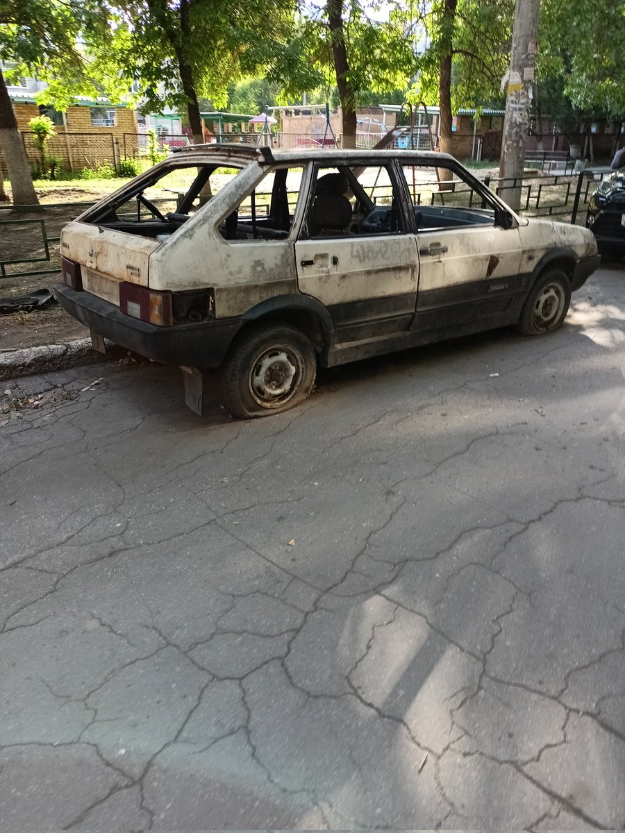 stpekozza's tweet photo. На протяжении более 2х лет это чудо стоит во дворе дома по адресу Бубнова 4.пора вывезти этот металлолом @gibddsamara @promadm @SamMobilePriem https://t.co/dAqLGHjAjl